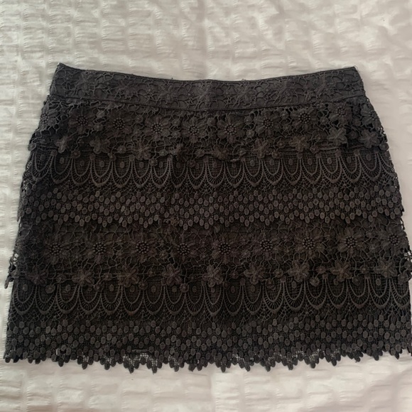 American Eagle Lace mini skirt. Size 6 - Picture 1 of 3